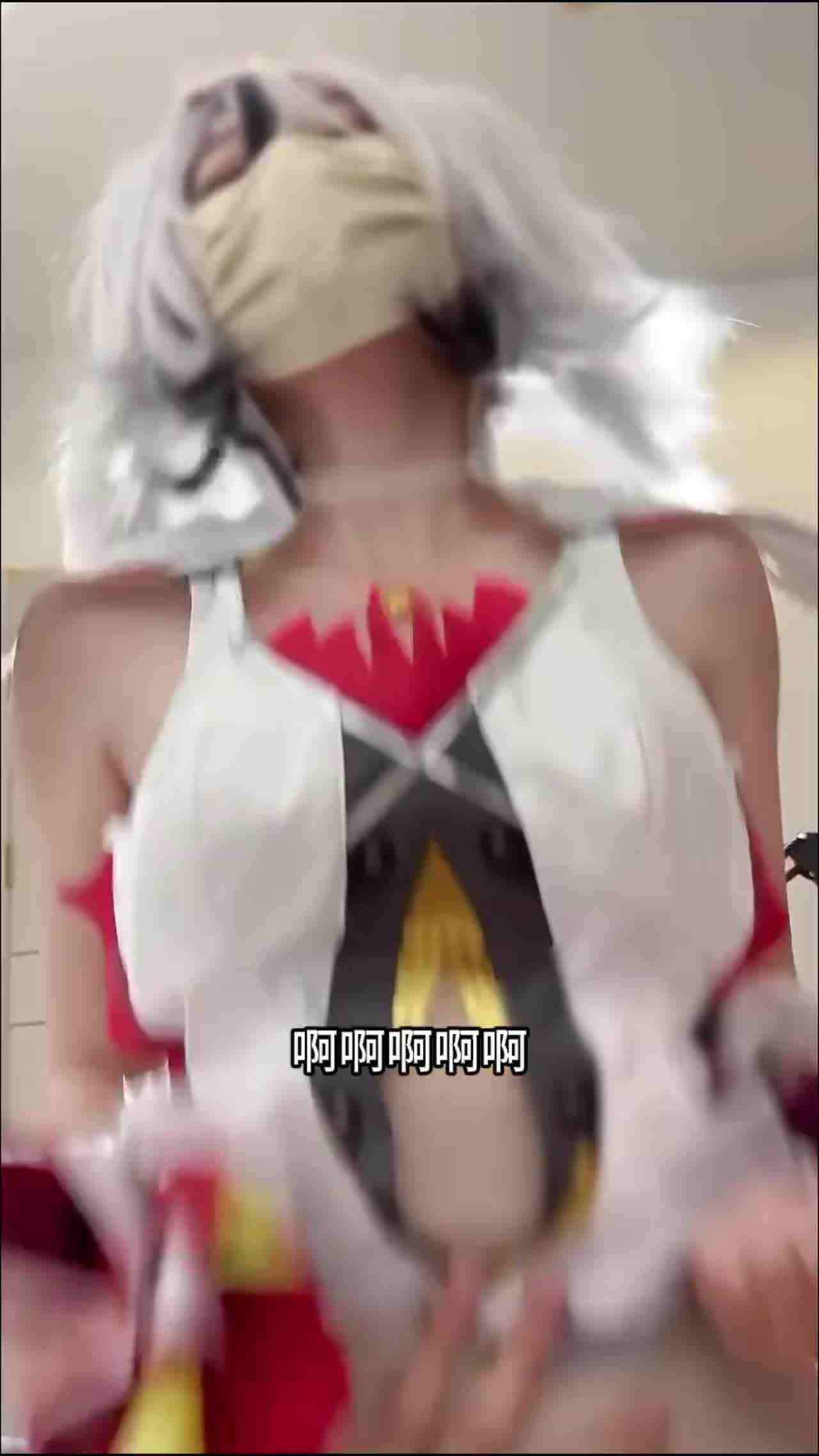  自购新届福利姬-cos鸣潮椿，白丝边足交边自慰，无毛嫩逼包裹性好强，鸡巴一蹭就进去了 的剧照6