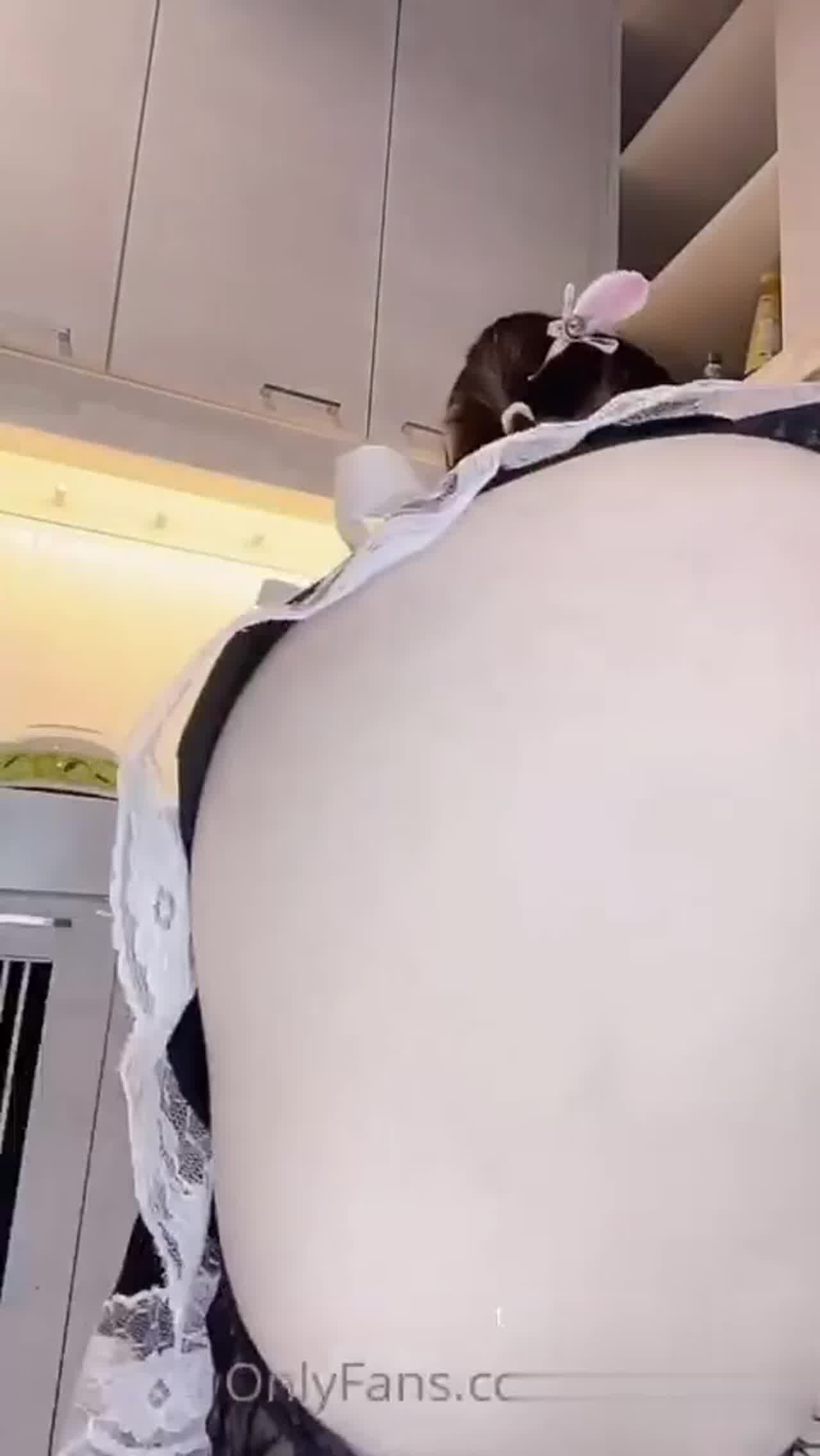  性感小猫厨房桃臀诱惑 的剧照2